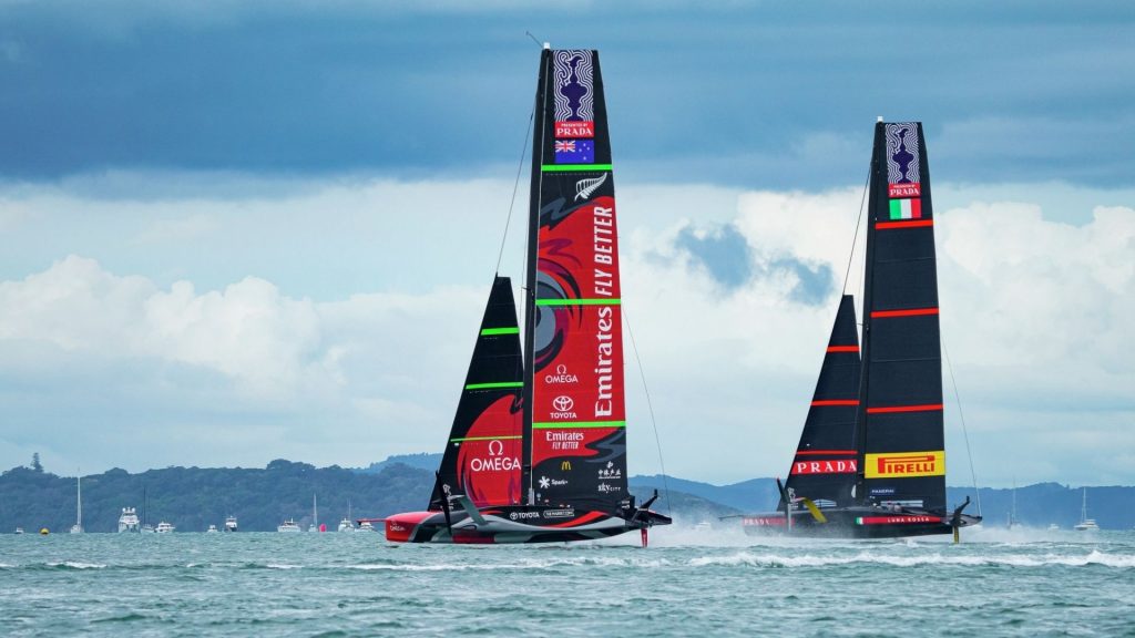 Les AC75 Emirates Team New Zealand et Luna Rossa se disputent la 36ème Coupe de l'America